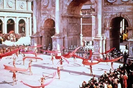 T&auml;nzerinnen begleiten Cleopatras triumphalen Einzug in Rom.