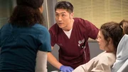 V.l. April Sexton (Yaya DaCosta, R&uuml;ckansicht), Ethan Choi (Brian Tee), Patientin (unbekannte Darstellerin)