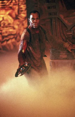 In den Katakomben st&ouml;&szlig;t Detective Harrigan (Danny Glover) auf ein ganzes Nest von au&szlig;erirdischen "Predators" ...