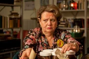 Margarete (Swetlana Schönfeld) berichtet der entsetzten Runde, dass sie die Stelle nicht annimmt. Margarete (Swetlana Schönfeld) berichtet der entsetzten Runde, dass sie die Stelle nicht annimmt.