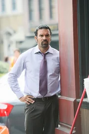 Während Lee ein Problem mit seiner Adoptivtochter Jenny hat, wird Mike misstrauisch, da Carlos (Ricardo Antonio Chavira) und Susan merkwürdig viel Zeit miteinander verbringen. Während Lee ein Problem mit seiner Adoptivtochter Jenny hat, wird Mike misstrauisch, da Carlos (Ricardo Antonio Chavira) und Susan merkwürdig viel Zeit miteinander verbringen.