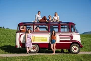 Alle Teilnehmerinnen der 17. Staffel von der "Landfrauenküche". Von links, vorne: Veronika Kirchmaier und Stefanie Weig; im Bus, von links: Franziska Herzing und Marina Laqua; auf dem Bus, von links: Petra Sollmann, Brigitte Hölzler und Teresa Nitzl. Alle Teilnehmerinnen der 17. Staffel von der "Landfrauenküche". Von links, vorne: Veronika Kirchmaier und Stefanie Weig; im Bus, von links: Franziska Herzing und Marina Laqua; auf dem Bus, von links: Petra Sollmann, Brigitte Hölzler und Teresa Nitzl.