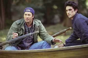 Jess (Milo Ventimiglia, r.) soll zum Gilmore-Abendessen mitkommen, taucht aber viel zu spät und mit einem Veilchen dort auf. Er traut sich jedoch nur Luke (Scott Patterson, l.) zu erzählen, wie er das blaue Auge bekommen hat ... Jess (Milo Ventimiglia, r.) soll zum Gilmore-Abendessen mitkommen, taucht aber viel zu spät und mit einem Veilchen dort auf. Er traut sich jedoch nur Luke (Scott Patterson, l.) zu erzählen, wie er das blaue Auge bekommen hat ...