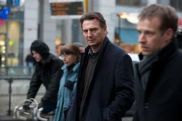 Harris (Liam Neeson) f&uuml;hlt sich beobachtet. Jeder k&ouml;nnte sein Verfolger sein.