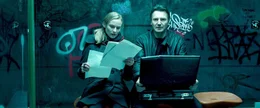 Auf ihrer Flucht durch Berlin finden Martin (Liam Neeson) und Gina (Diane Kruger) Hinweise, die sie auf die Spur einer umfassenden und lebensgef&auml;hrlichen Verschw&ouml;rung bringen.