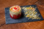 Menü von Franziska Herzing aus Oberfranken. Die Nachspeise: Dubai-Schnitte auf Erdbeerspiegel mit Pistaziencreme und Erdbeeren im Glas. Menü von Franziska Herzing aus Oberfranken. Die Nachspeise: Dubai-Schnitte auf Erdbeerspiegel mit Pistaziencreme und Erdbeeren im Glas.
