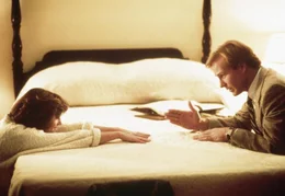 Bahnt sich zwischen Jane Craig (Holly Hunter, l.) und Tom Grunick (William Hurt, r.) etwas an?; Bahnt sich zwischen Jane Craig (Holly Hunter, l.) und Tom Grunick (William Hurt, r.) etwas an?