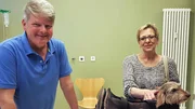 Die betagte Dackeldame Jule ist nicht gut zu Fuß. Dr. von Manteuffel hat Hündin und Besitzerin daher schnell mit dem Auto abgeholt.
