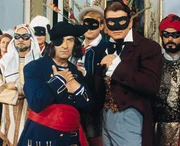 In Verkleidung wagen sich Kommissar Juve (Louis de Fun?s, v.l.) und sein Kollege Fandor (Jean Marais, v.r.) in die Höhle des Fantomas. In Verkleidung wagen sich Kommissar Juve (Louis de Fun?s, v.l.) und sein Kollege Fandor (Jean Marais, v.r.) in die Höhle des Fantomas.