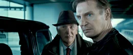 Rodney Cole (Frank Langella, li.) lockt den seiner Identit&auml;t beraubten Dr. Martin Harris (Liam Neeson) in eine Falle.