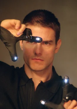 Pre-crime-Cops erstellen aus den Bildern der Pre-Cogs auf einer riesigen Videowand den genauen Ort und den Ablauf des Mordes. Doch eines Tages ger&auml;t ausgerechnet der Chef der Pre-crime-Cops, John Anderton (Tom Cruise), unter Mordverdacht ...