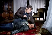 Alex (Vinzenz Kiefer) findet den bewusstlosen Semir (Erdogan Atalay) und ahnt nicht, dass der Täter noch im Haus ist... Alex (Vinzenz Kiefer) findet den bewusstlosen Semir (Erdogan Atalay) und ahnt nicht, dass der Täter noch im Haus ist...