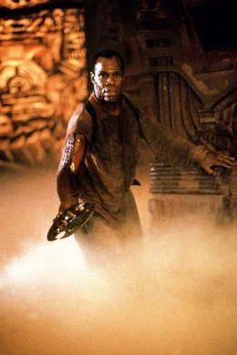 In den Katakomben st&ouml;&szlig;t Detective Harrigan (Danny Glover) auf ein ganzes Nest von au&szlig;erirdischen "Predators" ...