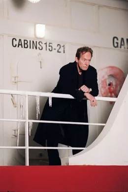 Der schwerreiche und todkranke Industrielle Charles Bishop Weyland (Lance Henriksen) will vor seinem Ableben noch in die Geschichte eingehen. Er will eine antike Pyramide in der Antarktis erforschen - und ger&auml;t dabei in einen Krieg zwischen Aliens und Predatoren ...