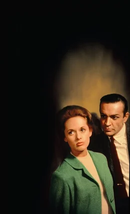Marnie (Tippi Hedren, l.) ist eine Kleptomanin, die unter falschem Namen als Sekret&auml;rin arbeitet, um Firmensafes auszurauben. Eines Tages ger&auml;t sie an Mark Rutland (Sean Connery, r.), einen Chef, der wei&szlig;, mit wem er es zu tun hat ...