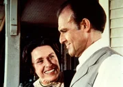 Freudig &uuml;berbringt Harriet Oleson (Katherine MacGregor, l.) Nels (Richard Bull, r.) die freudige Nachricht, dass ein Zirkus in der Stadt gastiert ...