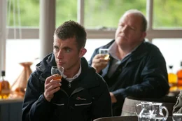 Der Betreuer Harry (John Henshaw, rechts) l&auml;dt die Gruppe zu einem Ausflug zu einer Whisky-Destillerie ein. Robbie (Paul Brannigan) und seine Weggef&auml;hrten erhalten dadurch einen Einblick in die Welt der schottischen Single Malt Whiskys. Bei einem Whisky-Tasting in Edinburgh beweist Robbie erstaunliche F&auml;higkeiten bei der Verkostung des edlen Getr&auml;nks.