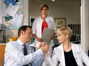 Dr. Kathrin Globisch (Andrea Kathrin Loewig, rechts) vergewissert sich bei Steffen Frahm (Moritz Lindbergh), dass er die neue Abteilung für Alternativmedizin in der Sachsenklinik nicht nur aus schlechtem Gewissen befürwortet. Frahm versichert Kathrin, dass er sie für eine phantastische Ärztin hält und dass "ihre Geschichte" mit seiner Entscheidung nichts zu tun hat. Beide bemerken zu spät, dass Yvonne (Maren Gilzer), Frahms Freundin, ins Ärztezimmer getreten ist.