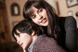 junger Conor (Max Golds, l.); Elizabeth (Felicity Jones)