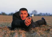 Andre Fux (Mark Keller) schießt auf den flüchtenden Geiselnehmer Dubeck.