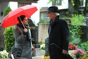 Charlie freut sich, ihren Opa kennenzulernen. Von links: Charlie (Marie-Claire Schuller) und Johann Keller (Arthur Brauss).