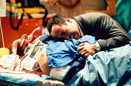 Ein Streit mit Folgen: Michael (Jeremy Piven) tstet seinen Bruder Adam (Daniel Stern, l.).