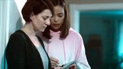 Magda (Maja Ostaszewska, li.) und Hania (Katarzyna Gałązka) suchen Bilder von Gabi für die Vermisstenanzeige.