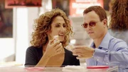 Die Detectives Stella Bonasera (Melina Kanakaredes) und Mac Taylor (Gary Sinise) stärken sich mit etwas Kuchen, bevor sie ihren nächsten Fall anpacken.