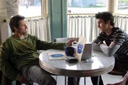 Jimmy (Rob Estes, l.) taucht plötzlich in Stars Hollow auf und möchte seinen Sohn Jess (Milo Ventimiglia, r.) sehen. Unterdessen hoffen Lorelai und Sookie nach dem Tod von Fran Weston darauf, ihren Traum vom Hotel doch noch in die Tat umsetzen zu können ... Jimmy (Rob Estes, l.) taucht plötzlich in Stars Hollow auf und möchte seinen Sohn Jess (Milo Ventimiglia, r.) sehen. Unterdessen hoffen Lorelai und Sookie nach dem Tod von Fran Weston darauf, ihren Traum vom Hotel doch noch in die Tat umsetzen zu können ...