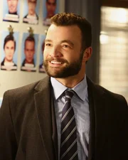 Im Fall des ermordeten Sohnes eines russischen Diplomaten wird der russische Sicherheitsbeamte Vasily Zhiov (Nick Tarabay) mehr in den Fall verwickelt, als den Ermittlern lieb ist ...