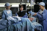 Ein Patient hat eine scharfe Granate mit großer Sprengkraft in seinem Brustkorb stecken. Meredith (Ellen Pompeo, l.), Cristina (Sandra Oh, r.) und Hannah (Christina Ricci, M.) sind in Lebensgefahr ... Ein Patient hat eine scharfe Granate mit großer Sprengkraft in seinem Brustkorb stecken. Meredith (Ellen Pompeo, l.), Cristina (Sandra Oh, r.) und Hannah (Christina Ricci, M.) sind in Lebensgefahr ...