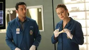 Arastoo Vaziri (Pej Vahdat) und Brennan (Emily Deschanel) untersuchen eine Leiche, die offenbar bereits seit zehn Jahren tot ist. Darüber hinaus stehen sie unter besonderer Beobachtung, da sie bei der Arbeit von einem Kamerateam begleitet werden, das die Zusammenarbeit des Jeffersonian Teams mit dem FBI dokumentiert.