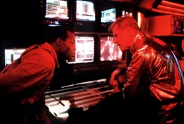 Detective Harrigan (Danny Glover, r.) und der zwielichtige FBI-Agent Keyes (Gary Busey, l.) t&uuml;fteln einen Plan aus, um den Au&szlig;erirdischen au&szlig;er Gefecht setzen zu k&ouml;nnen ...