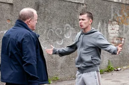 Robbie (Paul Brannigan, rechts) muss gemeinn&uuml;tzige Arbeit verrichten. Der Betreuer seiner Arbeitsgruppe ist der gutm&uuml;tige Harry (John Henshaw).