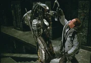Predator und Charles Bishop Weyland (Lance Henriksen, r.)