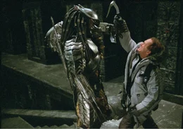Predator und Charles Bishop Weyland (Lance Henriksen, r.)