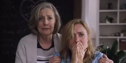 L-R: Doris (Deborah Grant) und Leah Banning (Radha Mitchell)