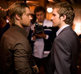 Als Rob (Michael Stahl-David, r.) einen Job in Japan antreten will, organisiert sein Bruder Jason (Mike Vogel, l.) eine gro&szlig;e Abschiedsparty. Zun&auml;chst herrscht herrliche Partystimmung, doch dann beschlie&szlig;t ein gigantisches Monster, New York dem Erdboden gleichzumachen ...