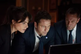 Jacquelin Marshall (Charlotte Riley) und Mike Banning (Gerard Butler, M.) schmieden einen Plan, um den raches&uuml;chtigen Terroristen endg&uuml;ltig ein Ende zu setzen und so das Leben des US-Pr&auml;sidenten Benjamin Asher (Aaron Eckhart) retten zu k&ouml;nnen.