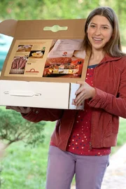 Um die Schule zu unterstützen verkauft Sue (Eden Sher) an der Haustür Wurst‑ und Käseköstlichkeiten und kann dafür eine Reise nach Indianapolis gewinnen.