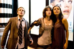 Was ist das? Ein Monster? Lily (Jessica Lucas, r.), Marlena (Lizzy Caplan, M.) und Rob (Michael Stahl-David, l.) trauen ihren Augen nicht ...