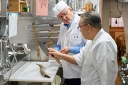 Moderator Christopher Clark (l.) wird in die Geheimnisse der japanischen Kochkunst eingeweiht.