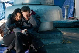Was f&uuml;r eine Rolle spielen Joey (Jamie Bell, r.) und Angie (Genesis Rodriguez, l.) im riskanten Plan von Nick Cassidy?