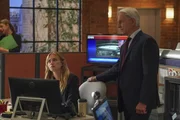 Ellie Bishop (Emily Wickersham, l.); Leroy Jethro Gibbs (Mark Harmon, r.) Ellie Bishop (Emily Wickersham, l.); Leroy Jethro Gibbs (Mark Harmon, r.)