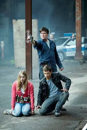 Rauch (Uwe Bohm, hinten) hat seine Stieftochter Luisa (Anna Hausburg) und Alex (Vinzenz Kiefer) aneinandergekettet und macht Semir klar: Wenn er das Geld nicht bekommt, fliegen die beiden in die Luft...