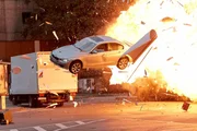 Die wilde Verfolgungsjagd der Kommissare und der Gangster auf den flüchtigen Motorradfahrer endet in einem furchtbaren Crash...