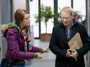Lilly Brückner (Johanna Ingelfinger) ist von Geburt an gehörlos. Ihr Vater Patrick Brückner (Harald Burmeister) kümmert sich aufopferungsvoll um sie. Der alleinerziehende Vater neigt jedoch dazu, seine Tochter zu bevormunden. So war es auch seine Idee, in der Sachsenklinik testen zu lassen, ob Lilly für ein künstliches Innenohr, ein sogennantes Cochlea-Implantat geeignet ist.