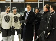Im Zuge der Ermittlungen in einem Eishockeyteam trifft Booth (David Boreanaz, M.), selbst ehemaliger Eishockeyspieler, auf den Eishockeystar Jeremy Roenick (Jeremy Roenick, 2.v.r.).