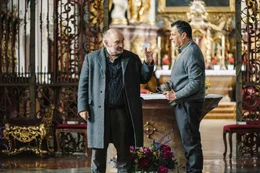 Kriminalkommissar Kreuzeder (Sigi Zimmerschied, links) befragt den Pfarrer (Gerhard Wittmann, rechts).