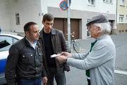 Arthur Asmussen (Tilo Prückner, r.) hat einen Unfall provoziert um Semir (Erdogan Atalay, l.) und Alex (Vinzenz Kiefer) eine Nachricht zu überbringen.